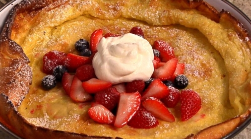 Baked pancakes with strawberries and cream