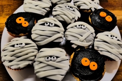 Cupcakes decorated with halloween decorations