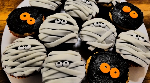 Cupcakes decorated with halloween decorations