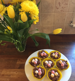 cupcakes decorated with mini eggs